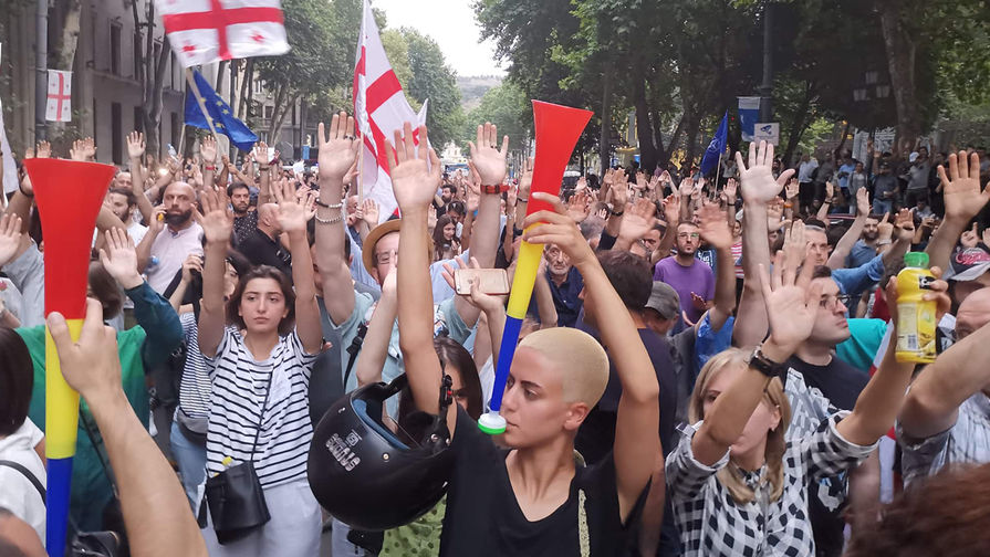 Участники акции протеста в Тбилиси, 9 июля 2019 года
