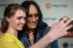 Кен Хенсли фотографируется с поклонницей во время автограф-сессии в Москве, 2016 год