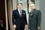Президент США Рональд Рейган и генеральный секретарь ЦК КПСС Михаил Горбачев во время встречи на высшем уровне в Женеве, ноябрь 1985 года