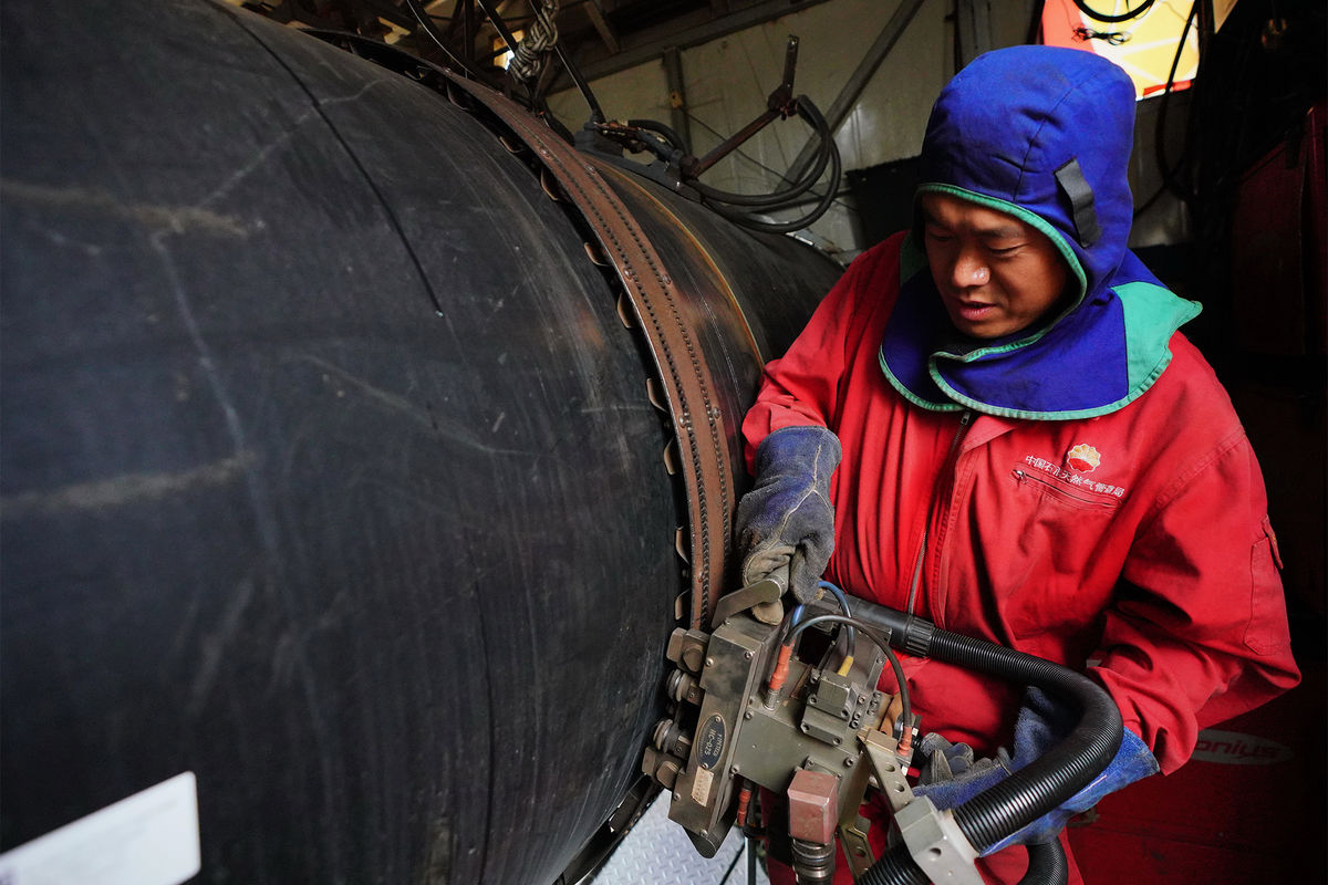 Китайский рабочий CNPC во время строительства газопровода Россия-Китай в городе Цяньань, 2020 год