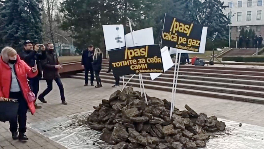 Участники протестов в Молдавии принесли навоз к зданию парламента