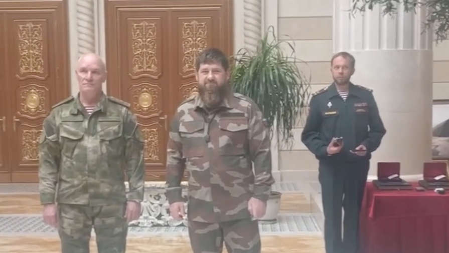 Командующий СКО войск Росгвардии Захаров вручил Кадырову погоны генерал-лейтенанта