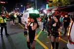Участники празднования Хэллоуина в центре Сеула, где произошла давка и погибли более 150 человек, 29 октября 2022 года