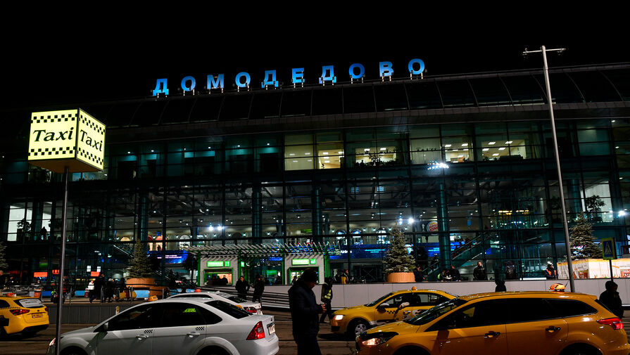 В аэропорту Домодедово неизвестные с автоматами похитили людей вместе с деньгами