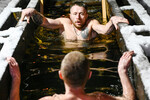 Мурманск. Мужчины во время крещенских купаний в Семеновском озере, 19 января 2023 года