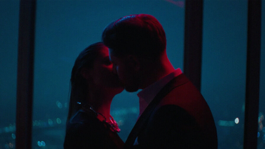 Агата Муцениеце и Дава поцеловались в новом клипе блогера