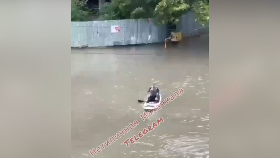 Дагестанец после суперливня выплыл на дорогу на сапборде и попал на видео
