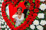 Молодожены посте массовой свадебной церемонии в Перу
