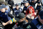 Полиция задерживает активистку Femen на границе Польши и Украины в городе Краковец