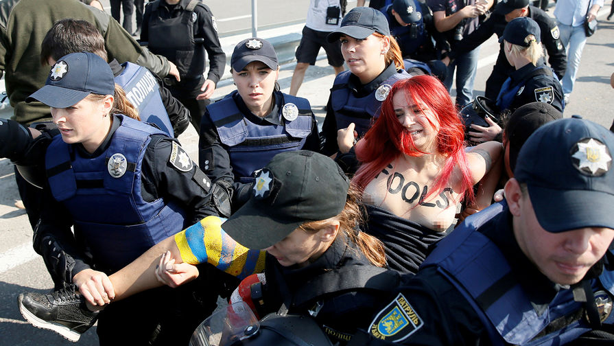 Полиция задерживает активистку Femen на&nbsp;границе Польши и Украины в&nbsp;городе Краковец