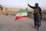 Иракский военнослужащий с курдским флагом в Киркуке, 16 октября 2017 года