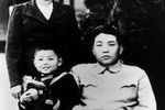 Пятилетний Ким Чен Ир и его родители Ким Ир Сен и Ким Чен Сук в провинции Хамгён-Пукто, 1940-е годы