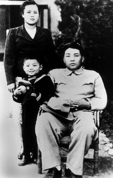 Пятилетний Ким Чен Ир и его родители Ким Ир Сен и Ким Чен Сук в&nbsp;провинции Хамгён-Пукто, 1940-е годы