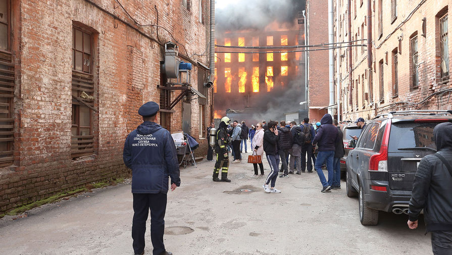 Пожар в здании «Невской мануфактуры» на Октябрьской набережной в Санкт-Петербурге, 12 апреля 2021 года