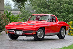 Chevrolet Corvette Stingray 1963
<br><br>
Разработчик Chevrolet Corvette Stingray Ларри Шинода при создании его дизайна вдохновлялся в том числе акулой мако, пойманной на глубоководной рыбалке. Автомобиль получил характерную суживающуюся заднюю часть и покатый силуэт кузова. Представленная в 1963 году машина получила мотор мощностью 360 л.с., а два года спустя – дисковые тормоза на всех колесах.