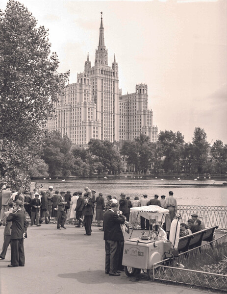 Передвижной лоток Мосводторга на&nbsp;территории Московского зоопарка