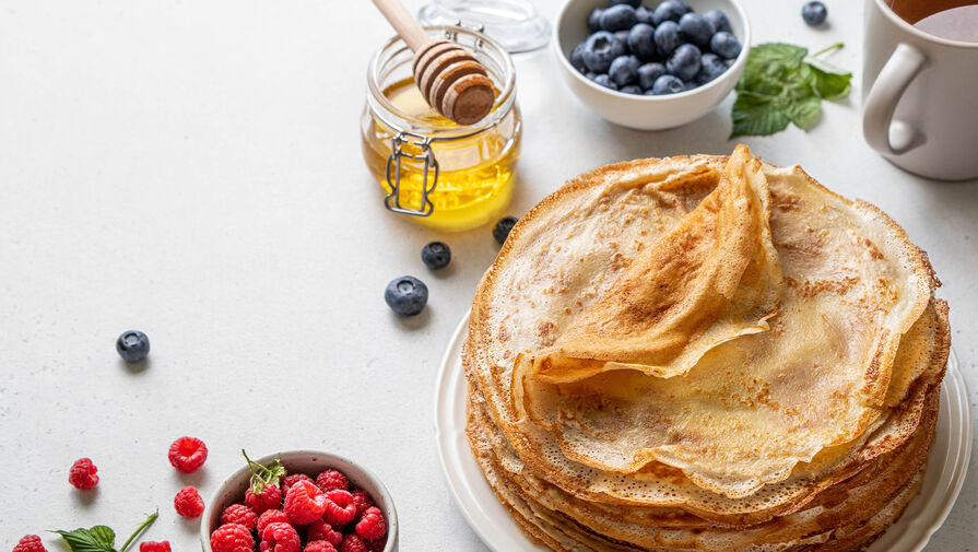 Диетолог предупредила, кому нельзя есть блины на молоке