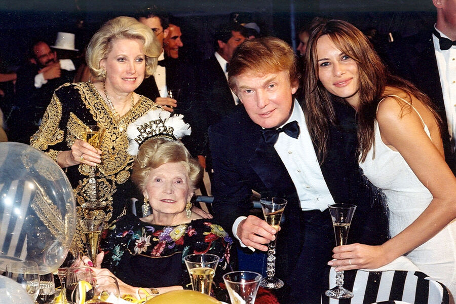 Семья Дональда Трампа: (слева направо): сестра Элизабет Трамп-Грау, мать Мэри Трамп (1912 &mdash; 2000) и будущая супруга Мелания Трамп, 1999&nbsp;год