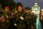 Солдаты маршируют по направлению к Красной площади, чтобы принять участие в репетиции военного парада в честь 80-й годовщины Победы в Великой Отечественной войне, 29 апреля 2025 года