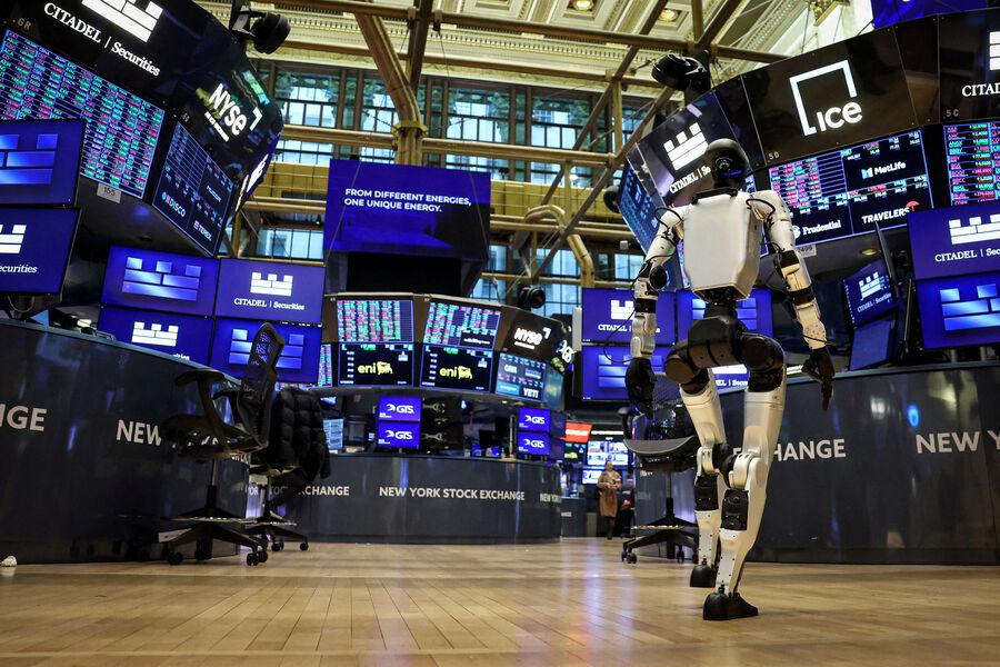 Робот-гуманоид на&nbsp;Нью-Йоркской фондовой бирже (NYSE), 10&nbsp;ноября 2025&nbsp;года
