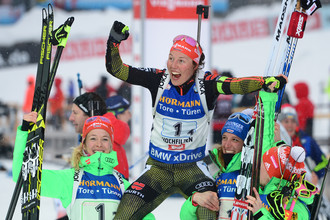 Немка Лаура Дальмайер (в центре) выиграла пять золотых медалей на чемпионате мира по биатлону