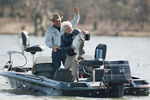 Барбара Буш и рыбак Рэй Скотт пытаются сделать так, чтобы Джордж Буш-старший подумал, что это Барбара поймала такую большую рыбу,1990 год 