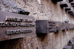 Блоки с именами евреев, которые умерли в концлагерях, на стене еврейского кладбища в центре Франкфурта (Германия)