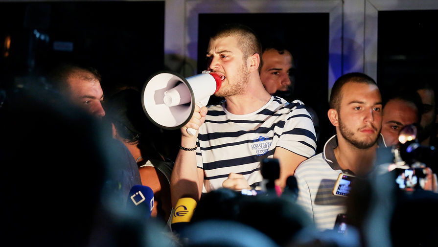 Участники стихийной акции против телеканала «Рустави 2» в Тбилиси, 8 июля 2019 года