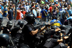 Столкновения с полицией на улицах Буэнос-Айреса во время церемонии прощания с Диего Марадоной в президентском дворце, 26 ноября 2020 года