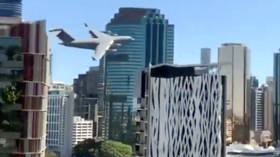 Самолет ВВС Австралии пролетел между двумя небоскребами в Брисбене
