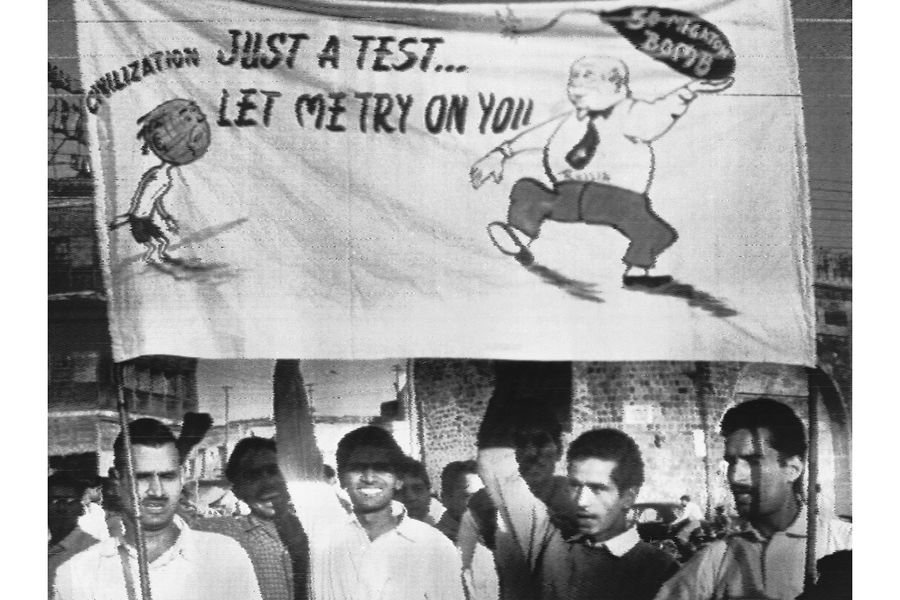 Плакат на демонстрации у советского посольства в Нью-Дели, изображающий Никиту Хрущева, бросающего бомбу в цивилизацию – «Всего лишь испытание… Давайте попробуем на вас»