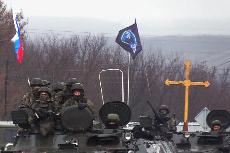 Военнослужащие ВС России перед встречей с подразделением Народной милиции ЛНР в поселке Новоайдар, 3 марта 2022 года