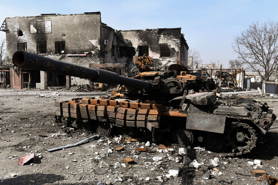 Сгоревшая военная техника и разрушенное здание на&nbsp;одной из&nbsp;улиц Волновахи, март 2022&nbsp;года