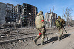 Военнослужащие у разрушенных многоэтажных домов в Авдеевке, февраль 2024 года