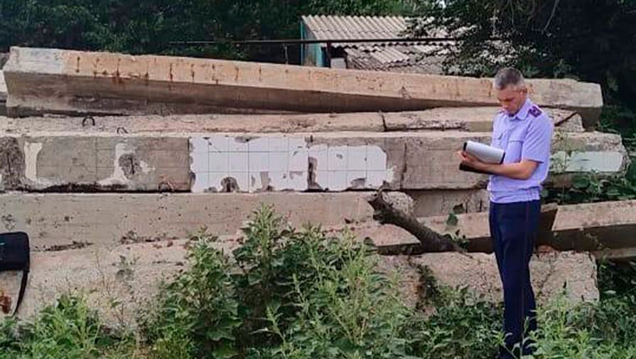 В Волгоградской области детей придавило бетонной плитой на заброшенном заводе 