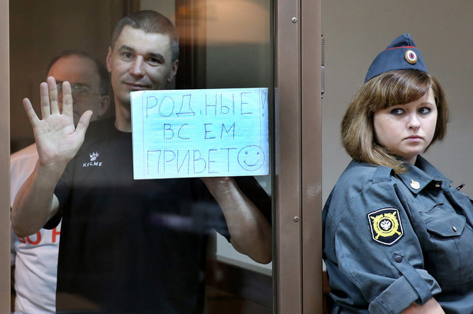 Артем Савелов, обвиняемый по делу о массовых беспорядках на Болотной площади 6 мая, в зале заседаний Мосгорсуда