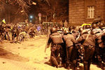 Спецподразделение «Беркут» вытесняет людей с Банковой улицы в Киеве