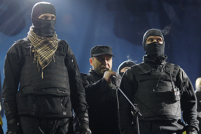 Лидер «Правого сектора» Дмитрий Ярош (в центре) во время траурного мероприятия по погибшим 18–20 февраля на майдане Незалежности