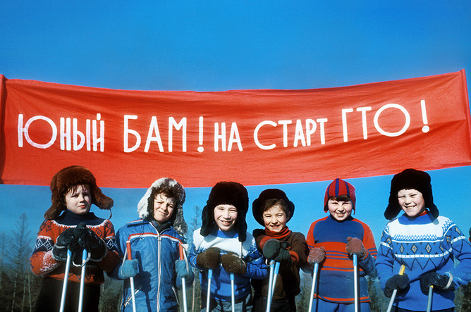 Юные лыжники поселка Магистрального на старте ГТО. 1978 год
