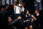 Выступление Charli XCX во время 42-й церемонии American Music Awards в Лос-Анджелесе