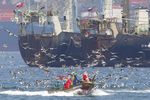 Традиционное прибытие Санта-Клауса на рыбацкой лодке в Сантьяго, Чили