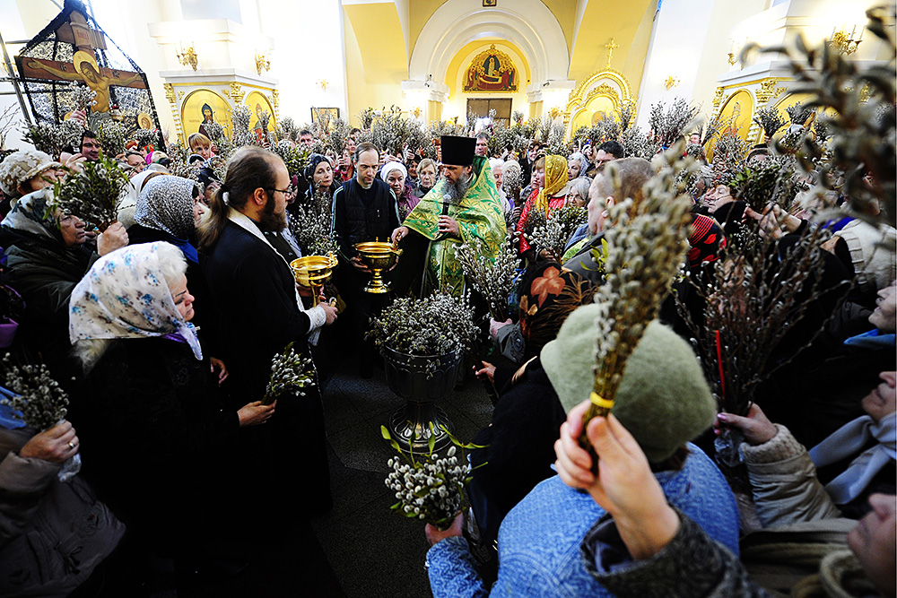 Верующие во время богослужения в праздник Входа Господня в Иерусалим в Покровском кафедральном соборе