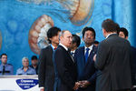 Президент РФ Владимир Путин и премьер-министр Японии Синдзо Абэ (в центре слева направо) во время посещения Приморского океанариума на острове Русский