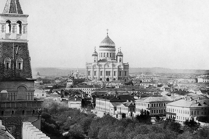 Вид на храм Христа Спасителя со стороны Кремля (начало XX века). Возводился с 1839 по 1883 год, разрушен 5 декабря 1931 года