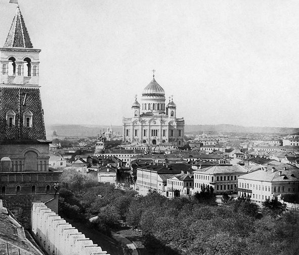 Вид на&nbsp;храм Христа Спасителя со стороны Кремля (начало XX века). Возводился с&nbsp;1839 по&nbsp;1883 год, разрушен 5 декабря 1931 года