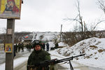 Военнослужащий на пропускном пункте «Станица Луганская», который является единственным переходом для мирных жителей между территорией, подконтрольной правительству Украины, и ЛНР