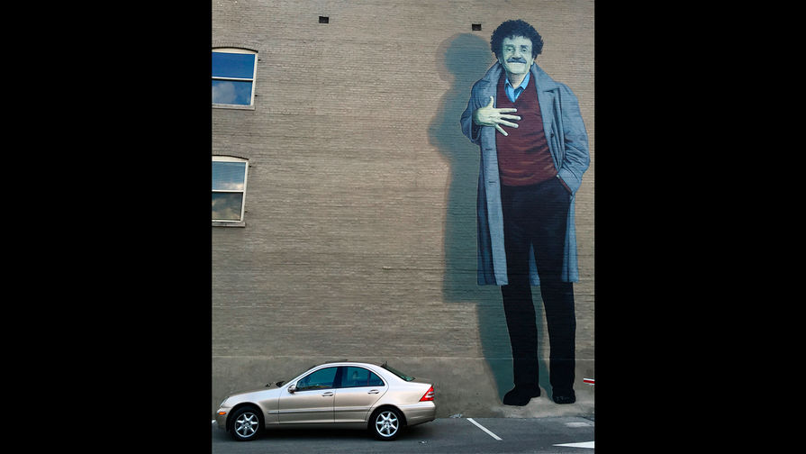 Граффити с&nbsp;изображением Курта Воннегута в&nbsp;его родном Индианаполисе, апрель 2016&nbsp;года