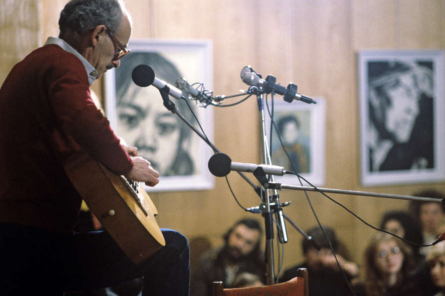 Булат Окуджава на вечере поэтов и писателей, 1983 год