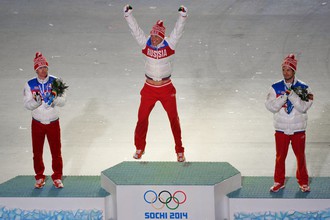 Кульминационный момент сочинской Олимпиады: Максим Вылегжанин, Александр Легков и Илья Черноусов на пьедестале после лыжного марафона. Перспективы их выступления в Пхенчхане-2018 пока покрыты густым туманом