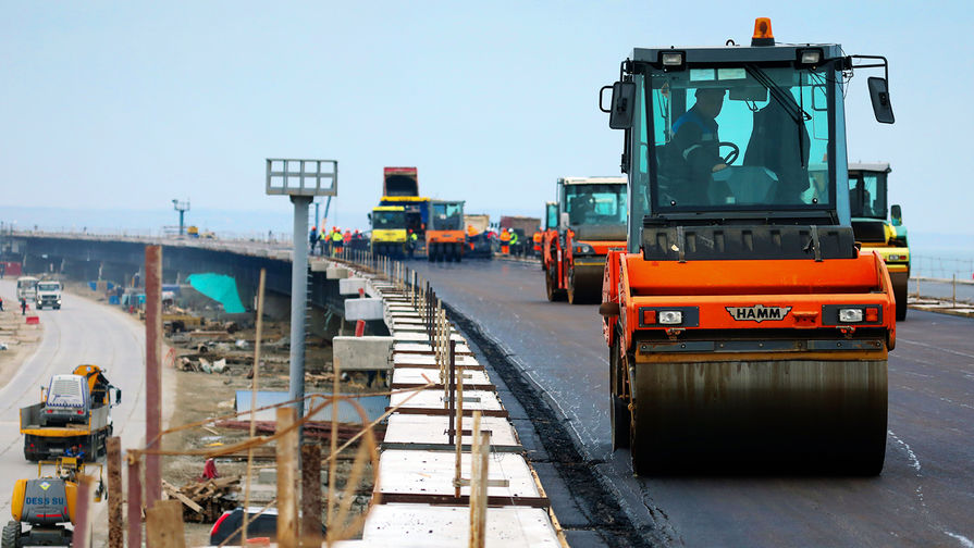На строительной площадке Крымского моста через Керченский пролив, декабрь 2017 года